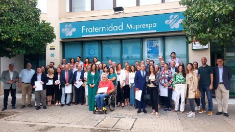 Foto_de_grupo_de_los_asistentes_al_acto_en_la_fachada_de_Fraternidad-Muprespa_en_Sevilla